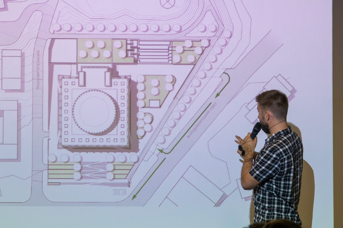 Подъезды к офису Президента обещают сделать безбарьерными