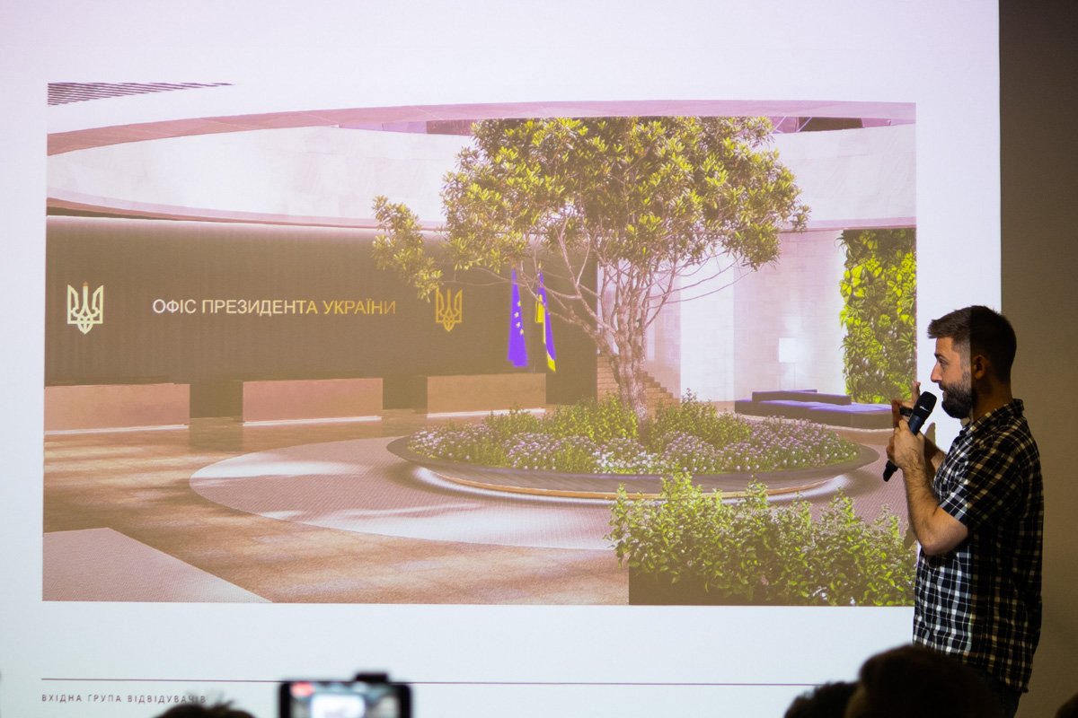 Дерева в новом офисе не будет, на слайдах оно для масштаба, вместо него установят скульптуру современного искусства