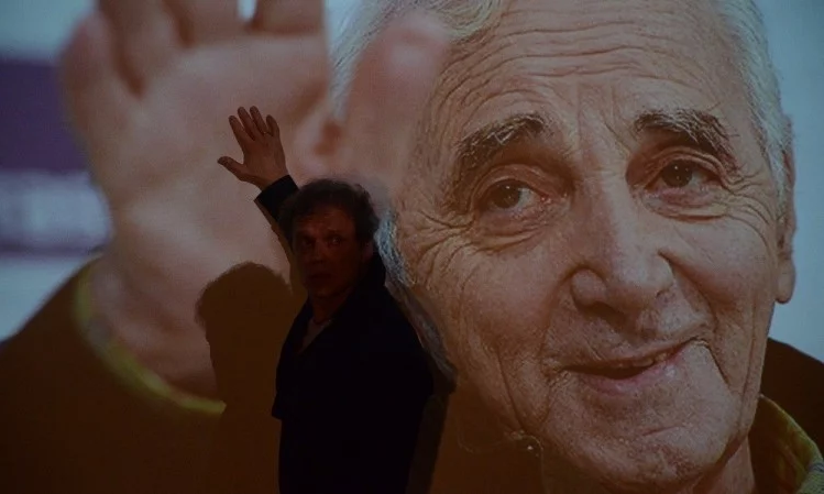 Спектакль о Шарле Азнавуре создан как для фанатов творчества мастера, так и для желающих с этим творчеством познакомиться