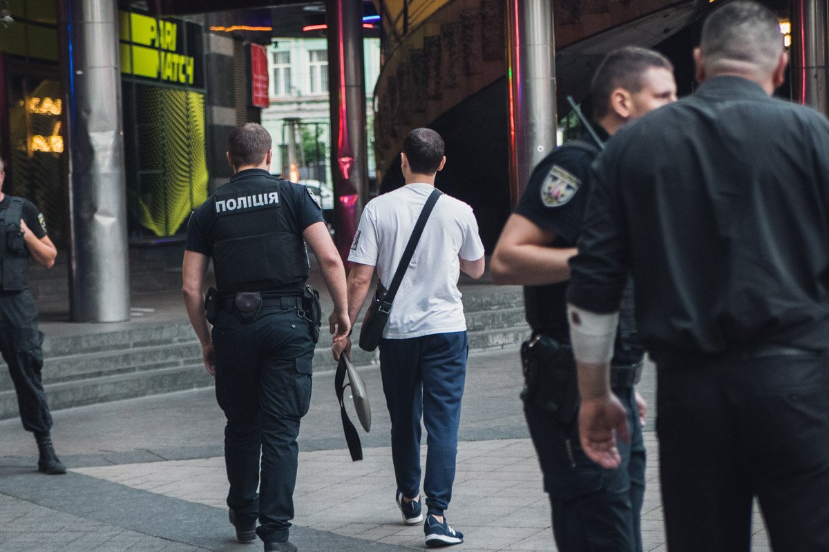 В итоге сотрудники полиции увели дебоширов