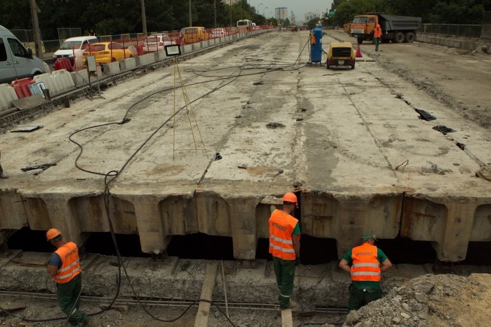 В данный момент уже завершено снятие старых слоев асфальта и бетона В данный момент уже завершено снятие старых слоев асфальта и бетона