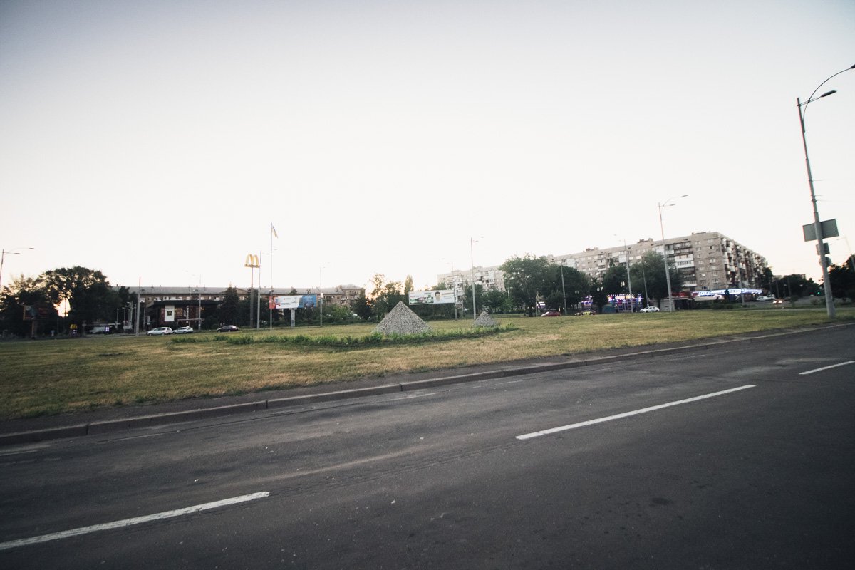 Полив газона здесь тоже не помешал бы Полив газона здесь тоже не помешал бы