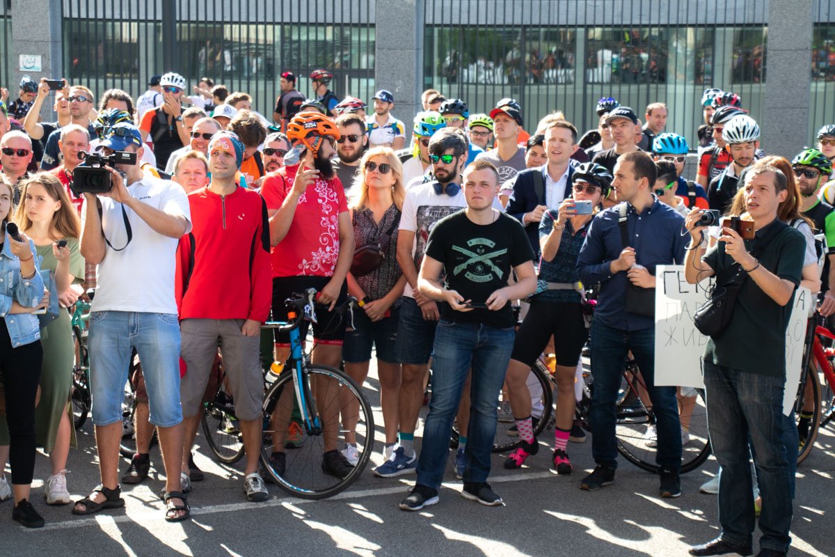 На митинг у здания Министерства молодежи и спорта пришло около 100 активистов.