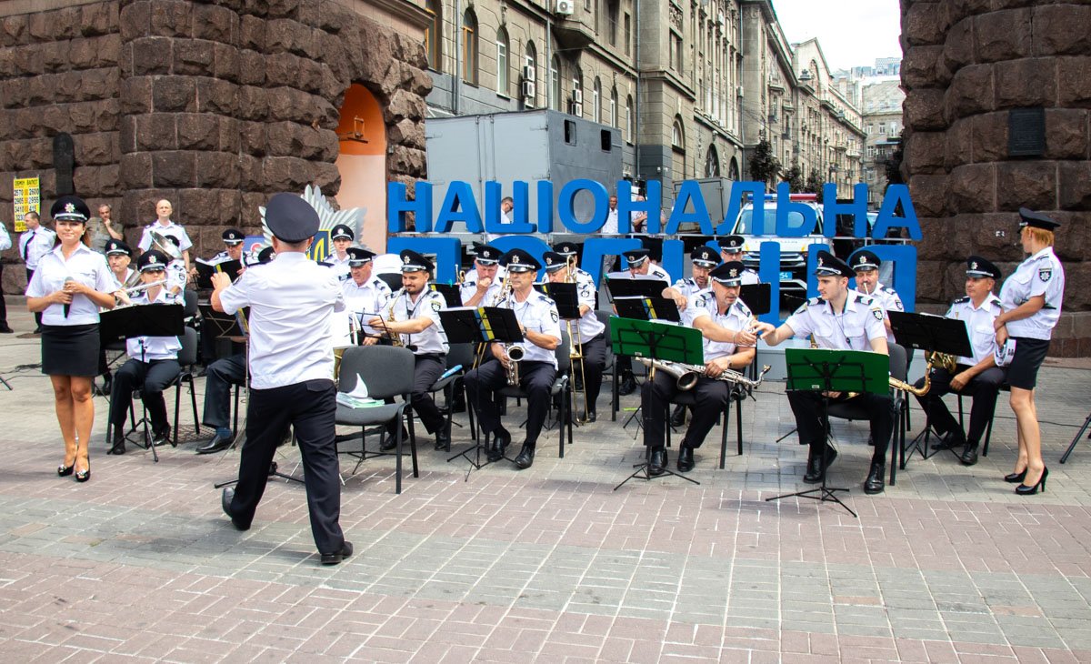 На Крещатике играл полицейский оркестр На Крещатике играл полицейский оркестр