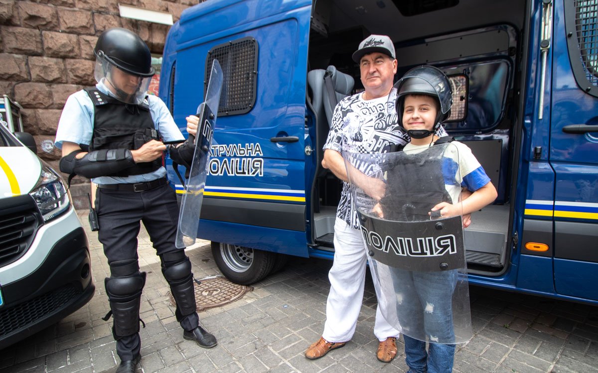 Дети с удовольствием примеряли на себя амуницию спецподразделений Дети с удовольствием примеряли на себя амуницию спецподразделений