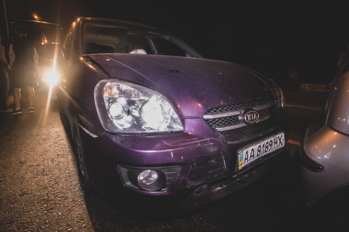 Автобус догнал Kia Carens, который впоследствии врезался в Opel Corsa, а тот столкнулся с Opel Astra