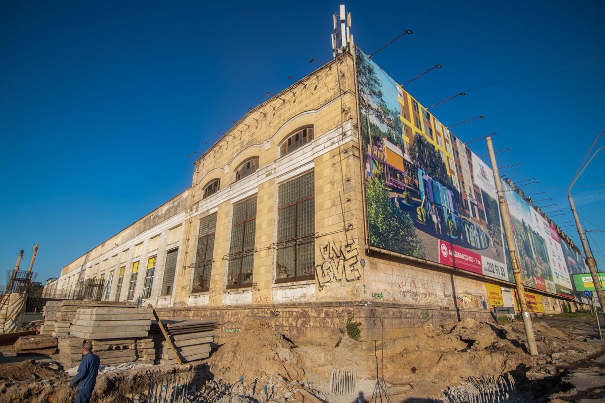 Но из-за того, что здание не сносят, работы могут закончиться не в срок