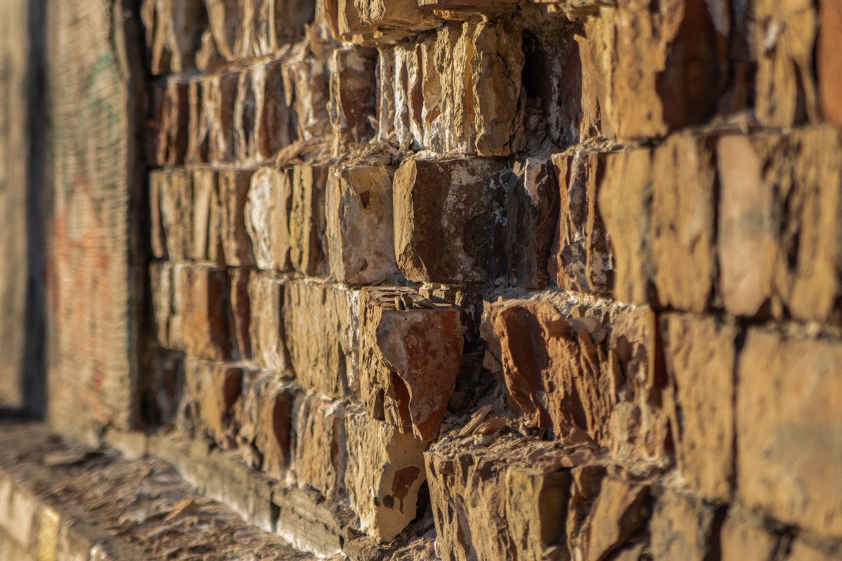 Здание "устало", как и мост, который был тут еще вроде совсем недавно