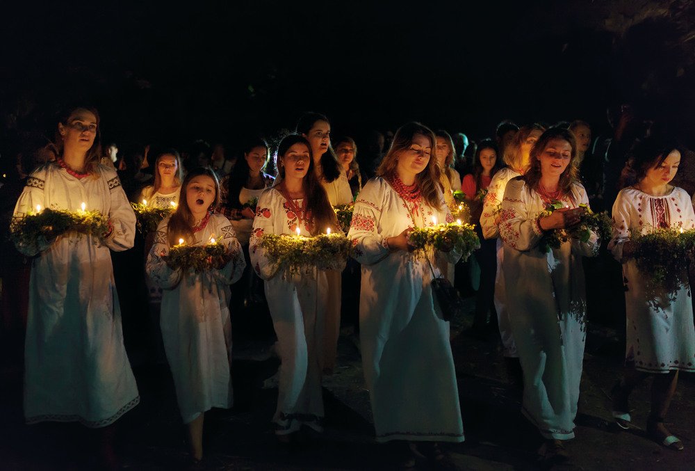Чтобы отметить Ивана Купала по всем традициям, нужно прыгать через костер, а незамужним девушкам – гадать на суженого