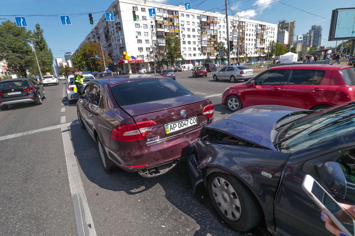 На пересечении бульвара Леси Украинки и улицы Генерала Алмазова дорогу не поделили Volkswagen и Skoda — автомобиль службы такси