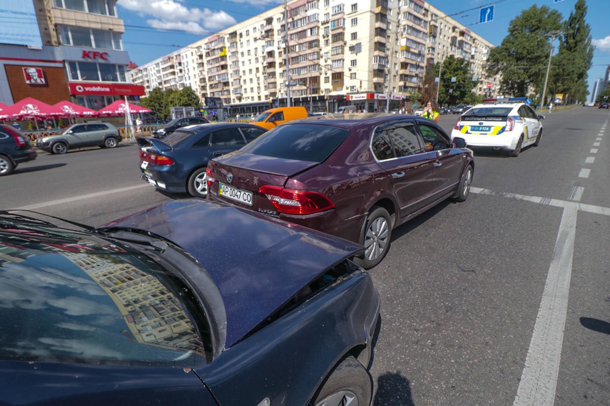 У Volkswagen полностью смята передняя часть, у Skoda слегка поцарапан бампер