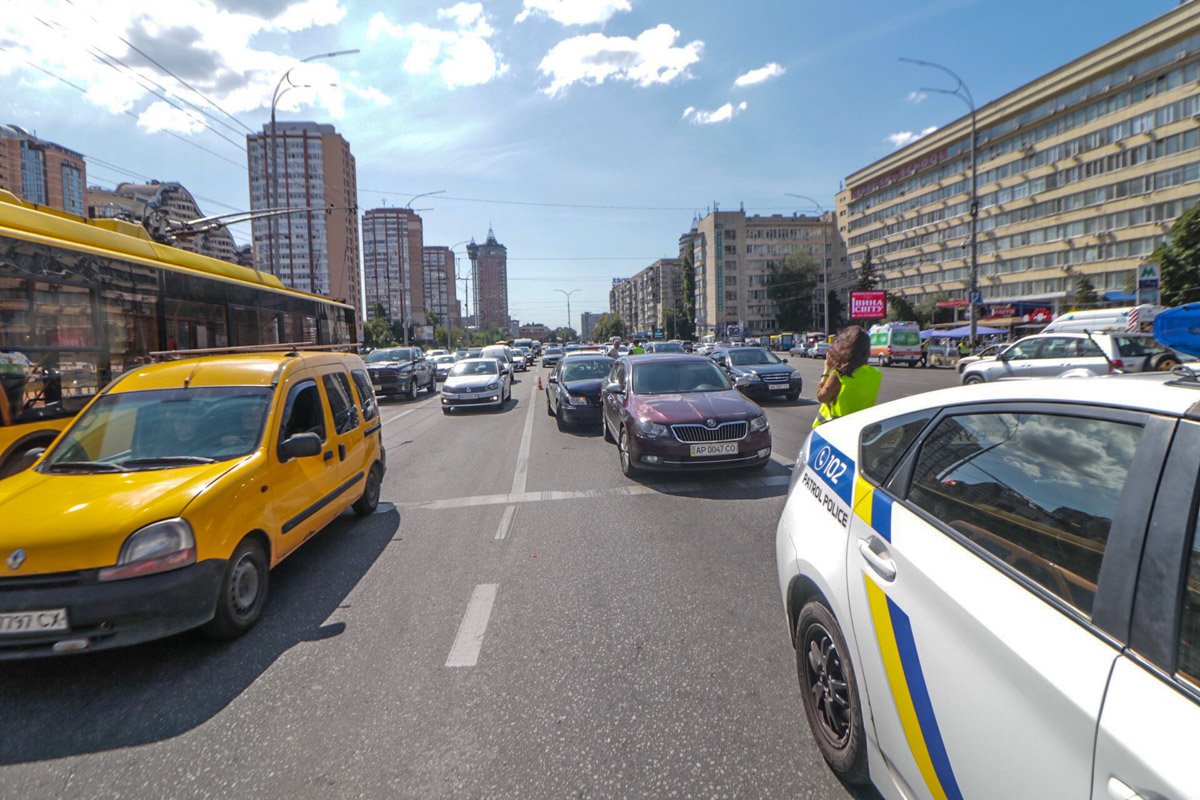 В результате аварии на бульваре Леси Украинки образовалась пробка
