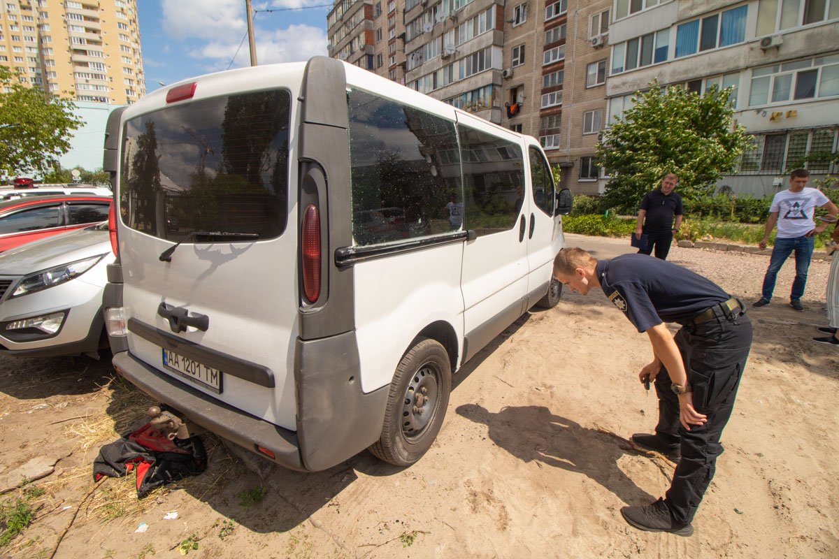 Под обстрел попал автомобиль марки Opel
