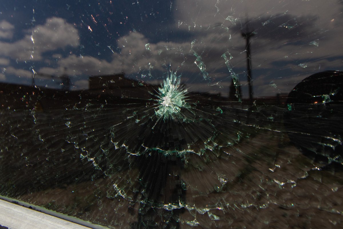 Один выстрел попал в боковое переднее стекло 