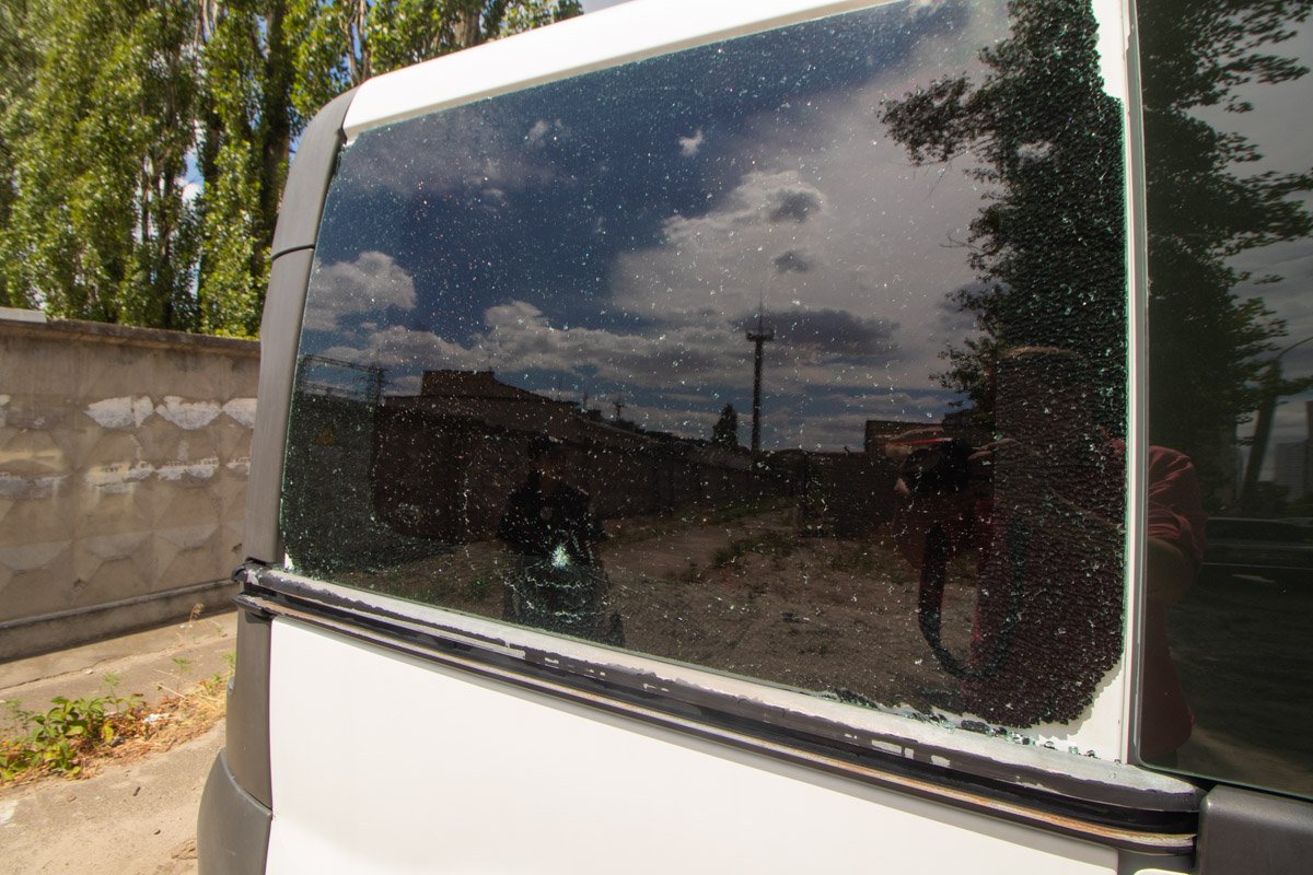 Второе отверстие осталось в районе багажного отсека машины 