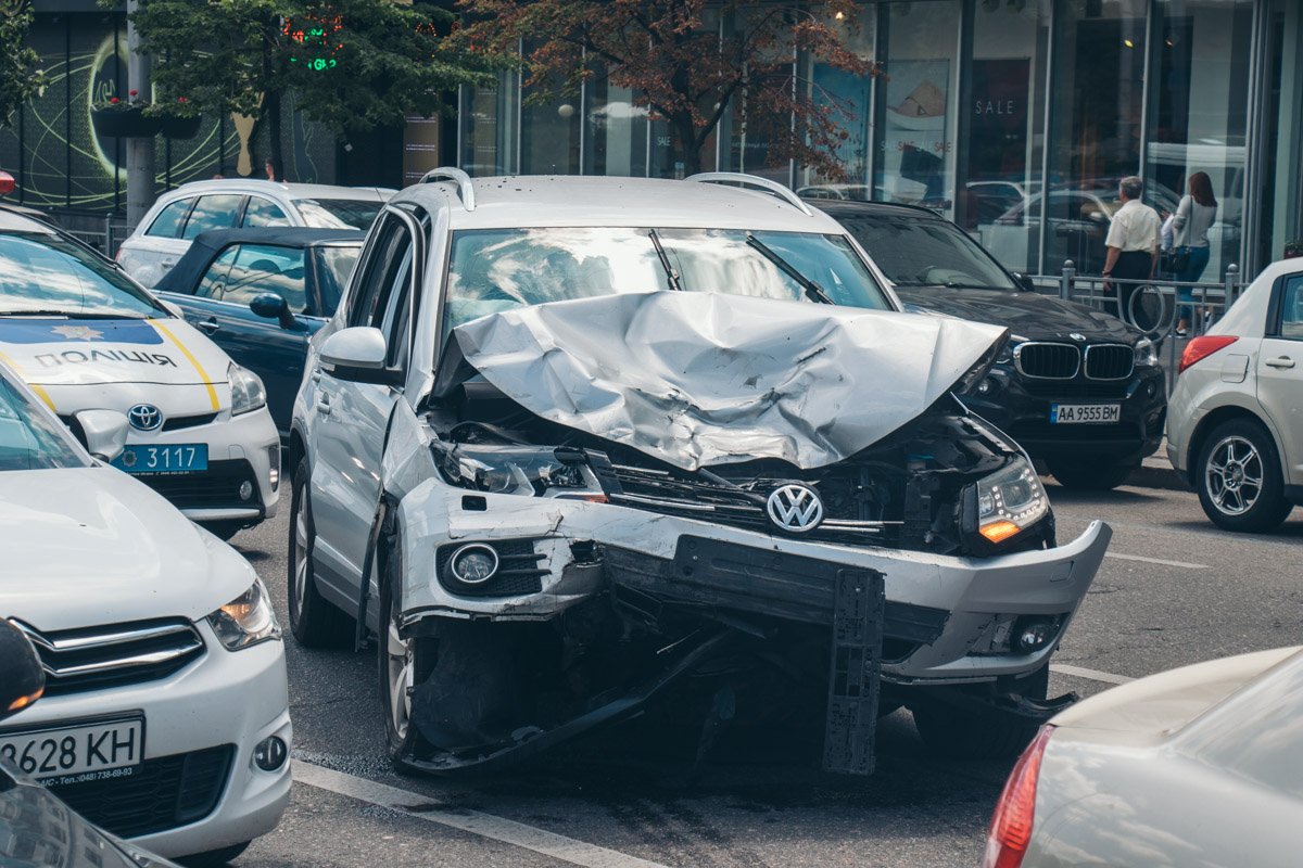 В центре Киева Volkswagen влетел в три автомобиля