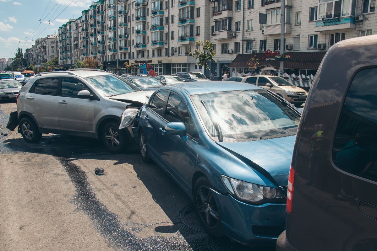 В ДТП пострадало три автомобиля, а водитель Ssang Yong травмировал руку
