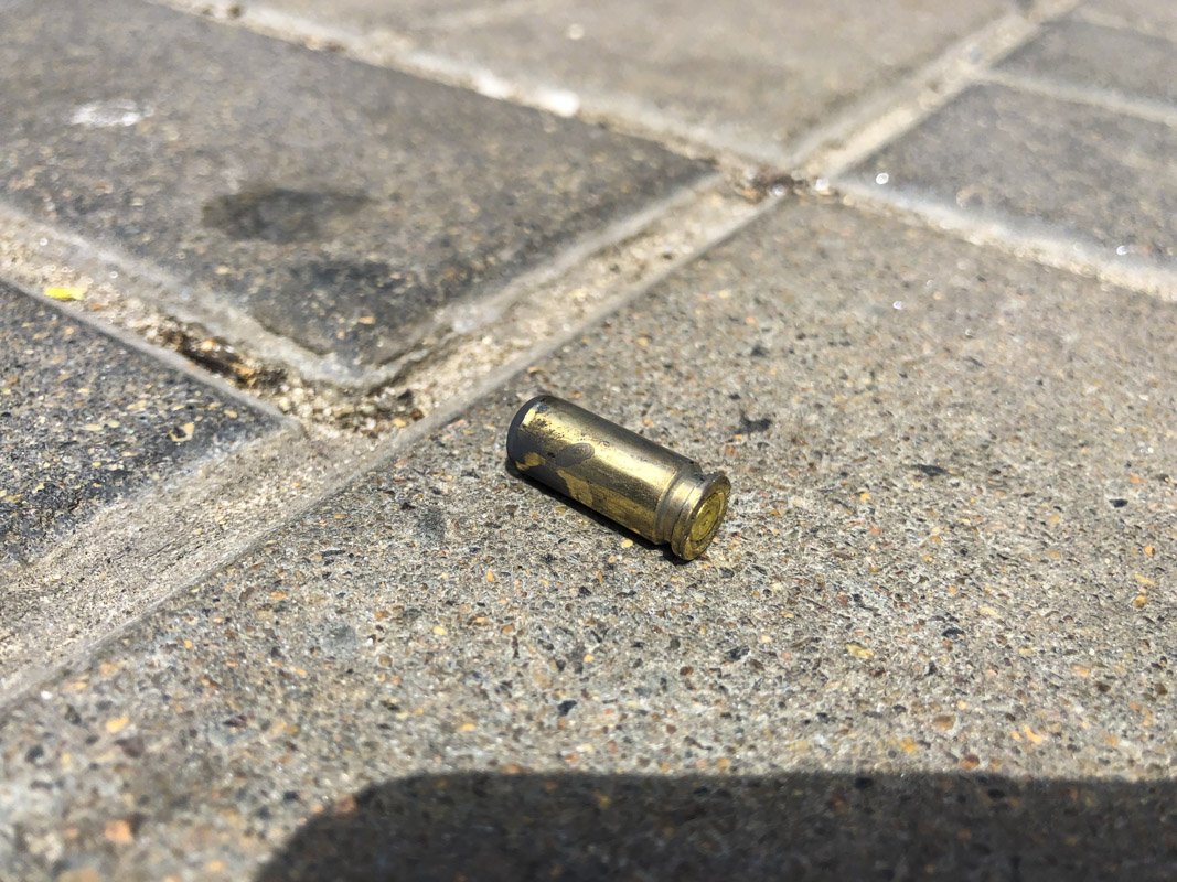 Мужчина отстреливался от бродяг