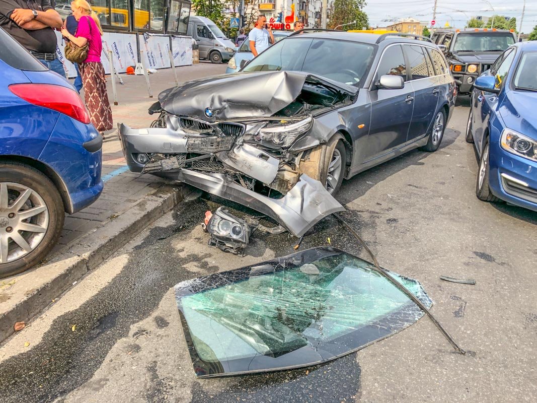 В центре Киева случилось лобовое ДТП В центре Киева случилось лобовое ДТП
