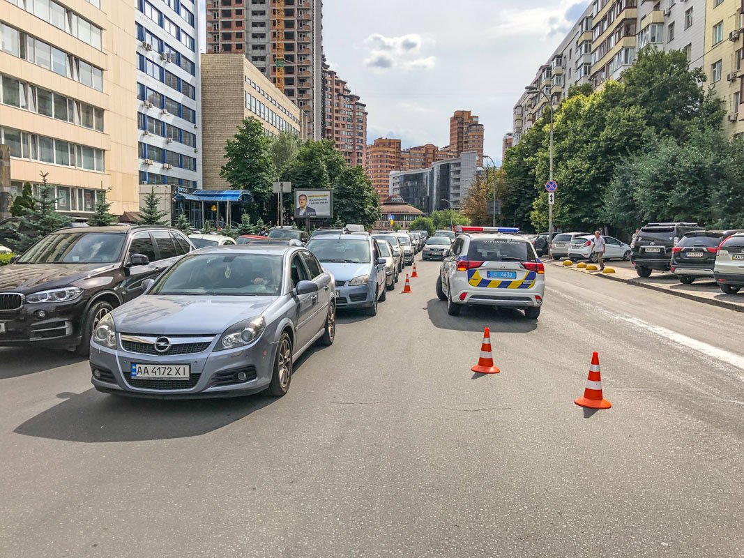 Движение по улице Михаила Заднепровского регулировали патрульные Движение по улице Михаила Заднепровского регулировали патрульные