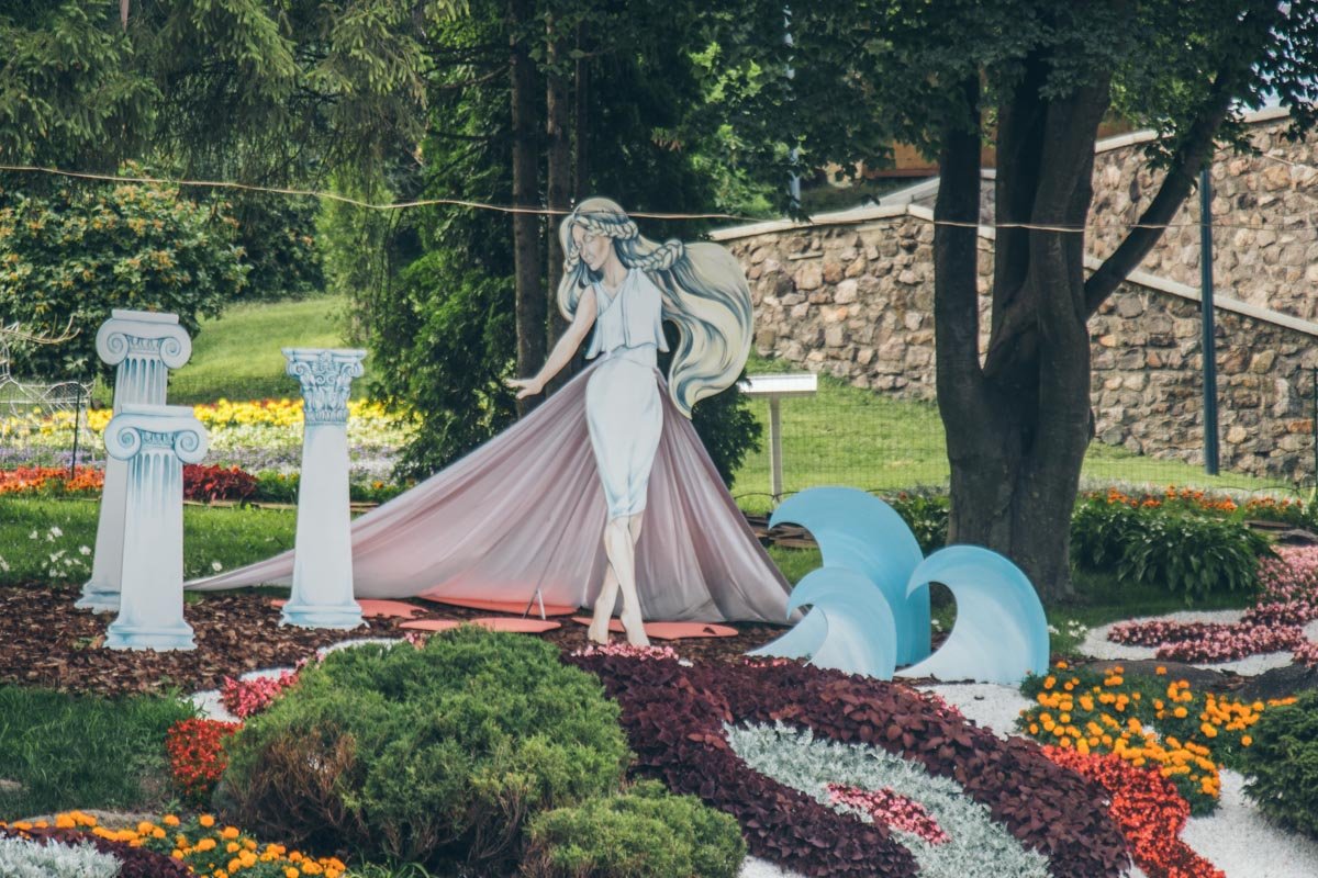 В рамках выставки "Цветочная Эллада" установили 17 инсталляций 