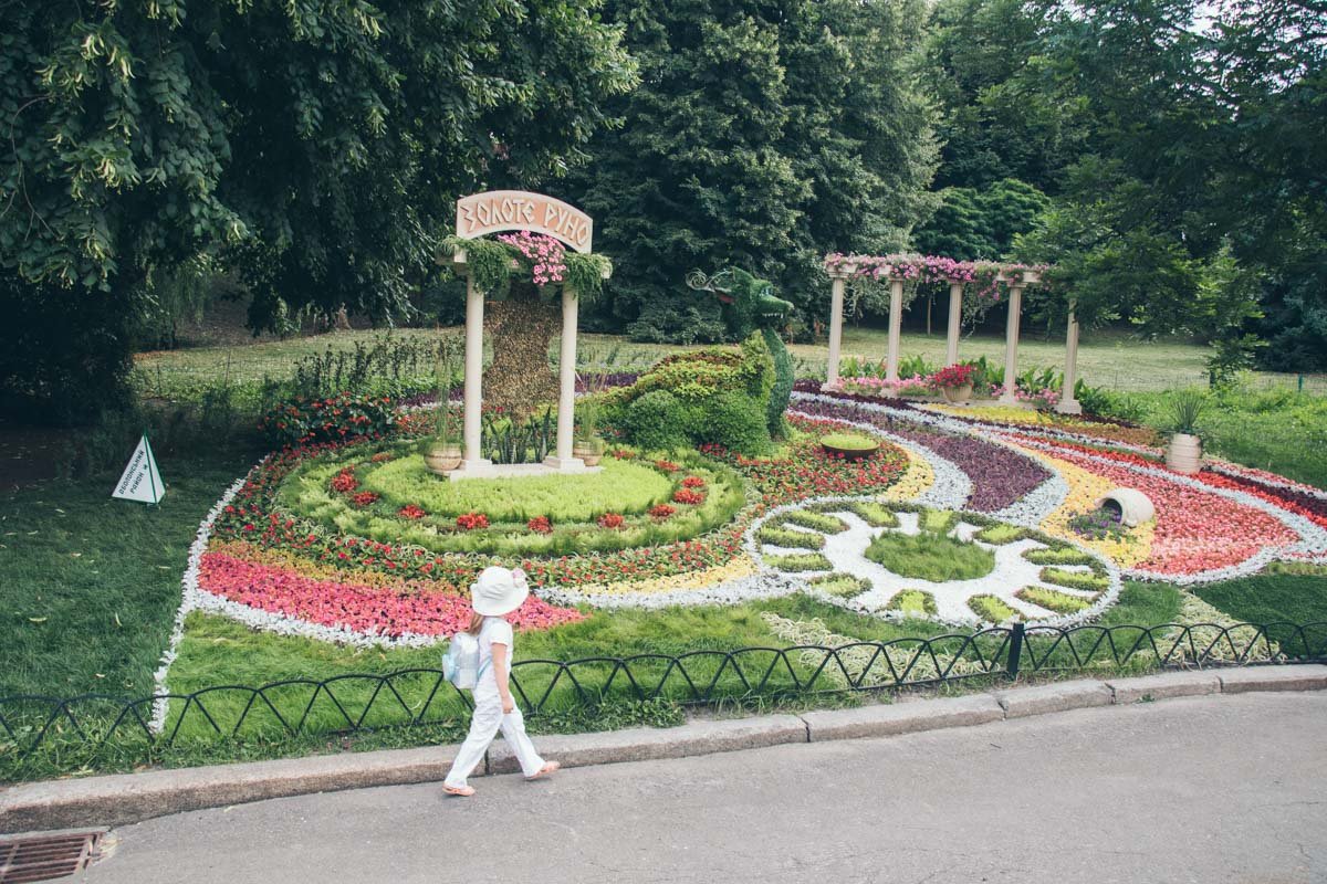 Каждая инсталляция посвящена теме мифов Древней Греции