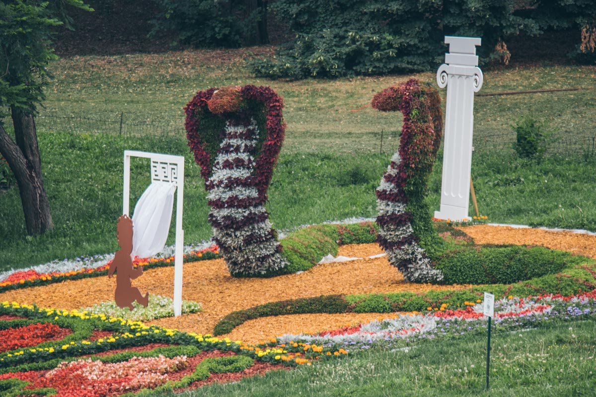 Певческое поле украшают более 150 тысяч цветов 