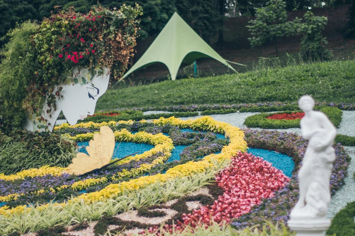 Цветочные рисунки дополняют скульптуры с сюжетом из мифологии 