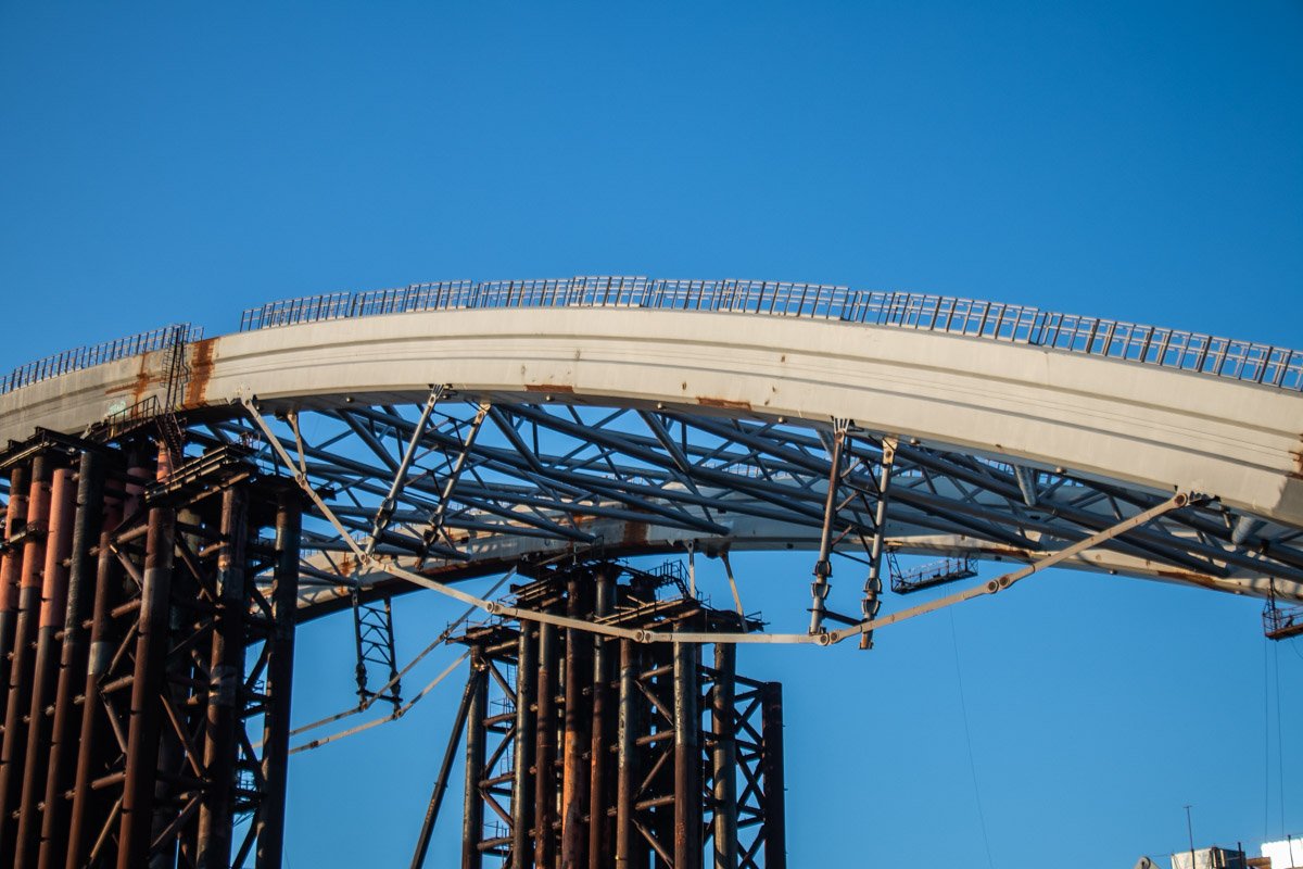 На путепроводе начались подготовительные работы для демонтажа временных опор На путепроводе начались подготовительные работы для демонтажа временных опор