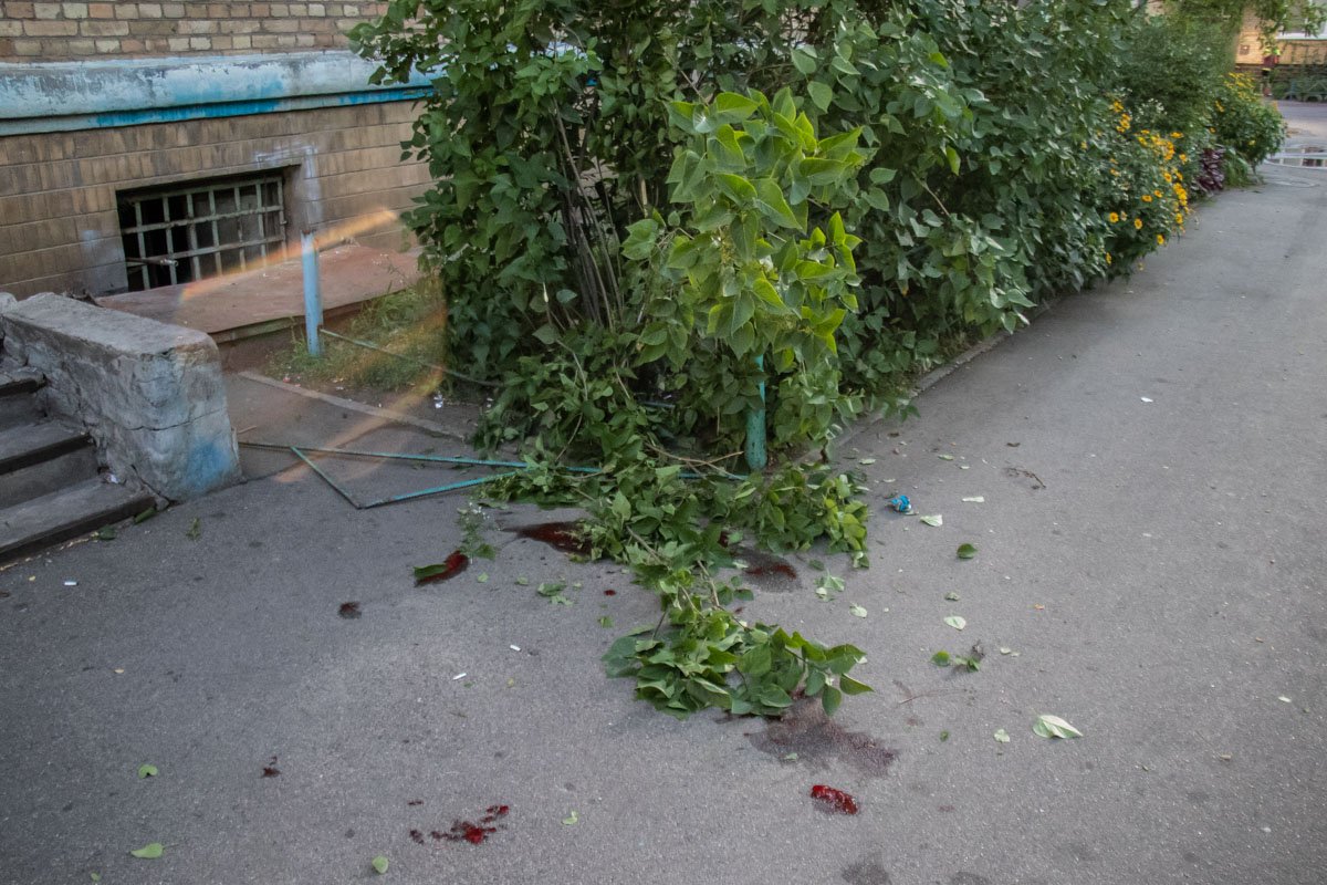 6 июля в Киеве по адресу улица Российская, 50 под парадным лежала окровавленная женщина