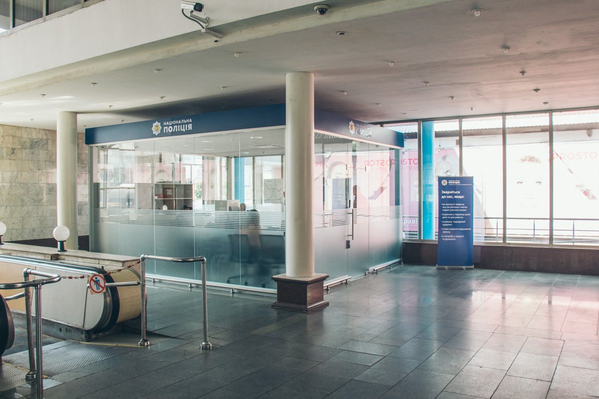 На станции метро "Лукьяновская" появился прозрачный офис полиции 