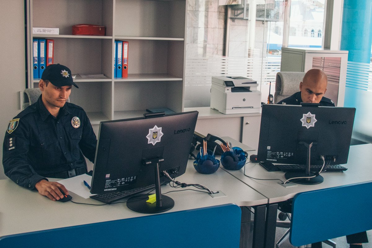 Пассажиры могут обратиться к правоохранителям прямо на выходе из метро 