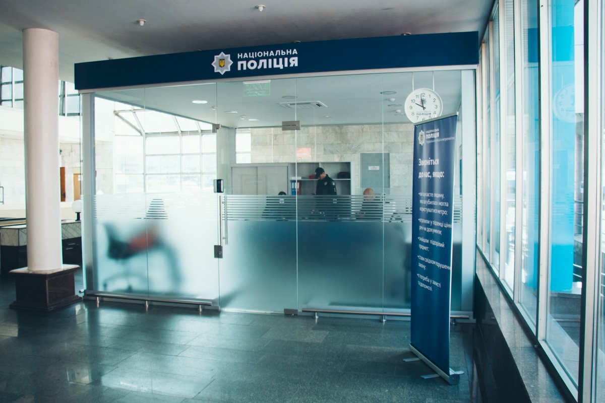 Стеклянный офис разместился возле эскалаторов на входе на станцию