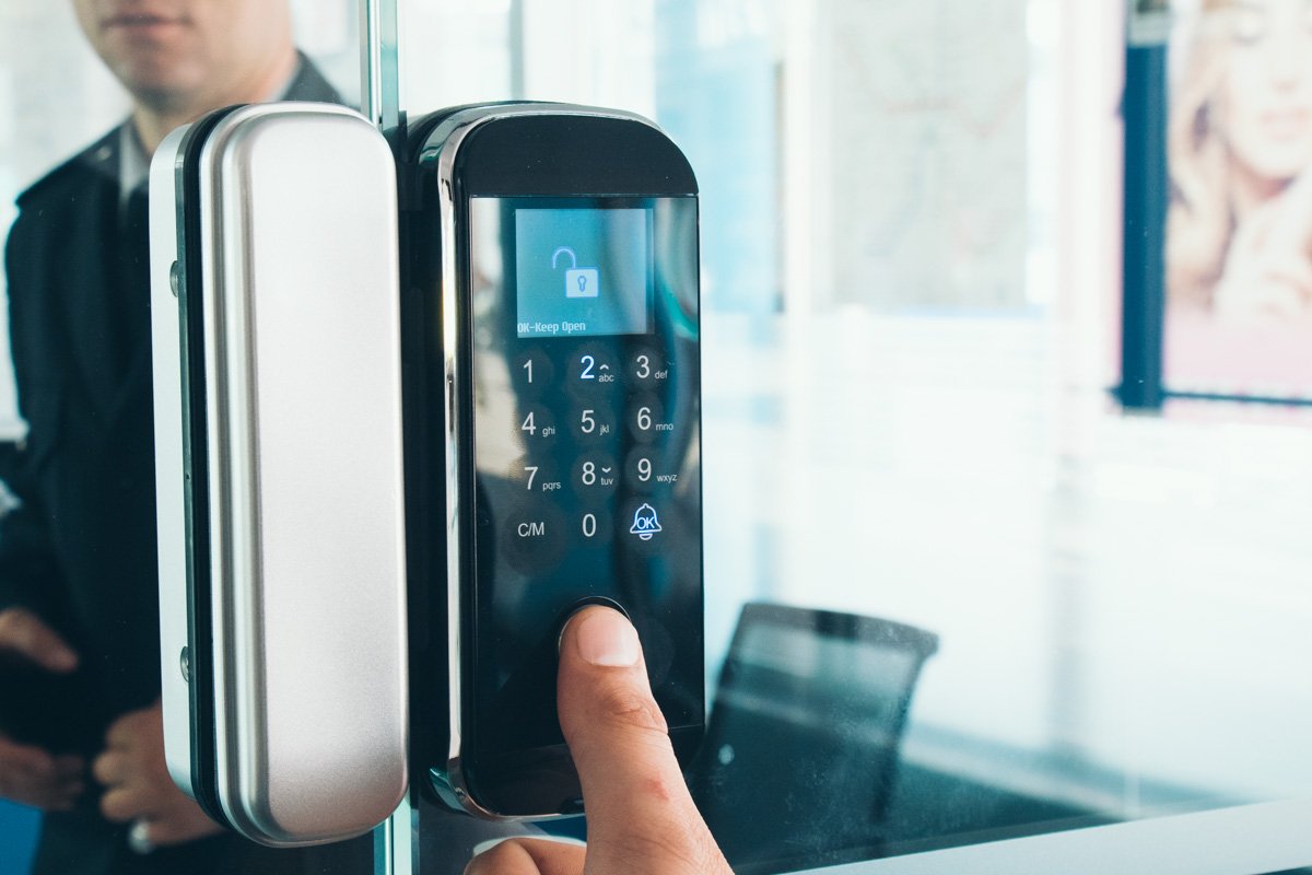 Вход в офис осуществляется при помощи сканера отпечатка пальца 