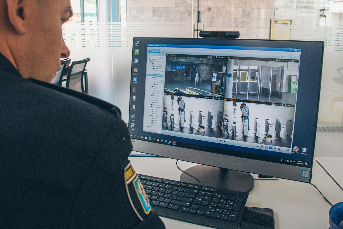 Правоохранители отслеживают камеры видеонаблюдения в метро для контроля над ситуацией 
