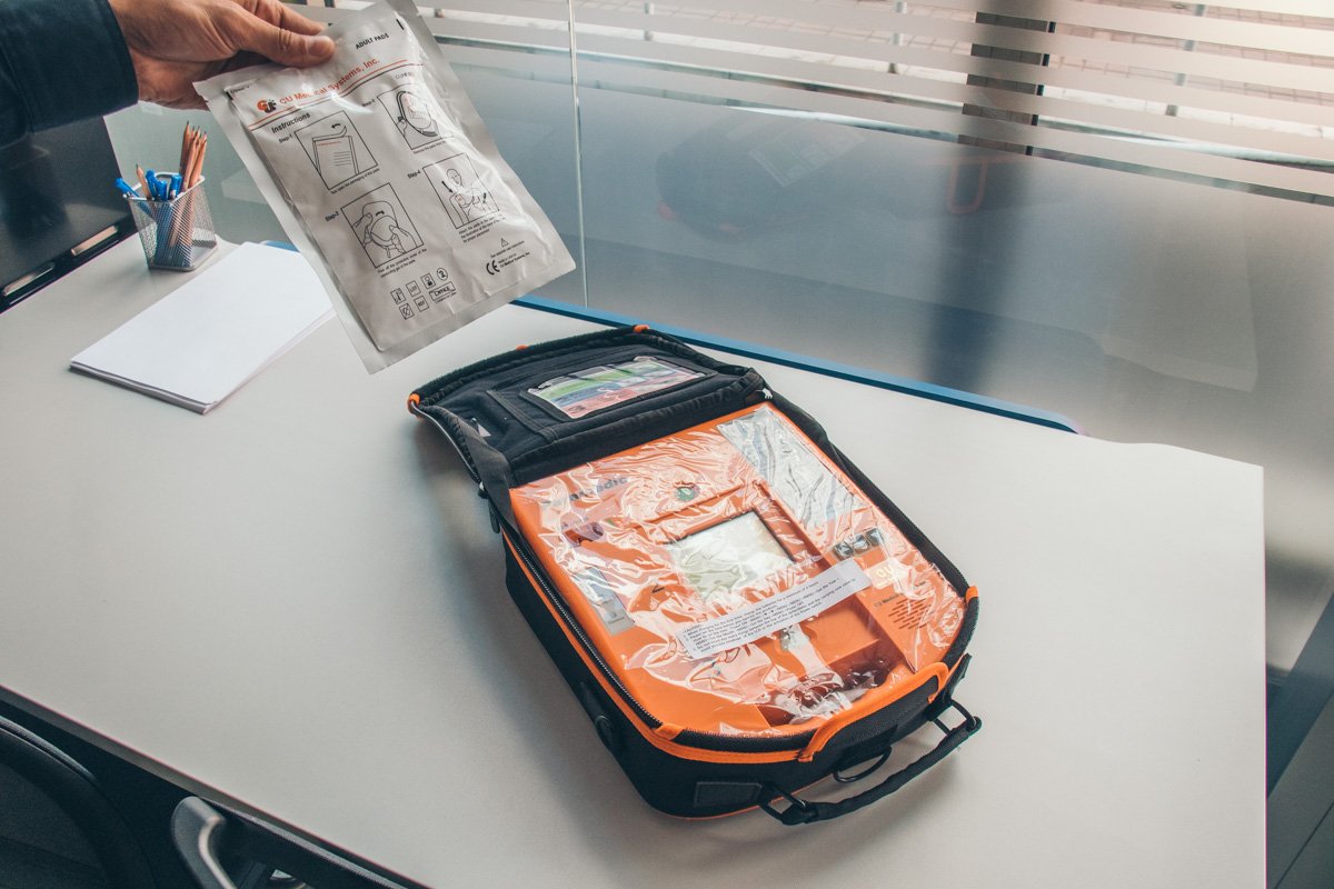 У правоохранителей есть дефибриллятор для оказания первой помощи в экстренных случаях 