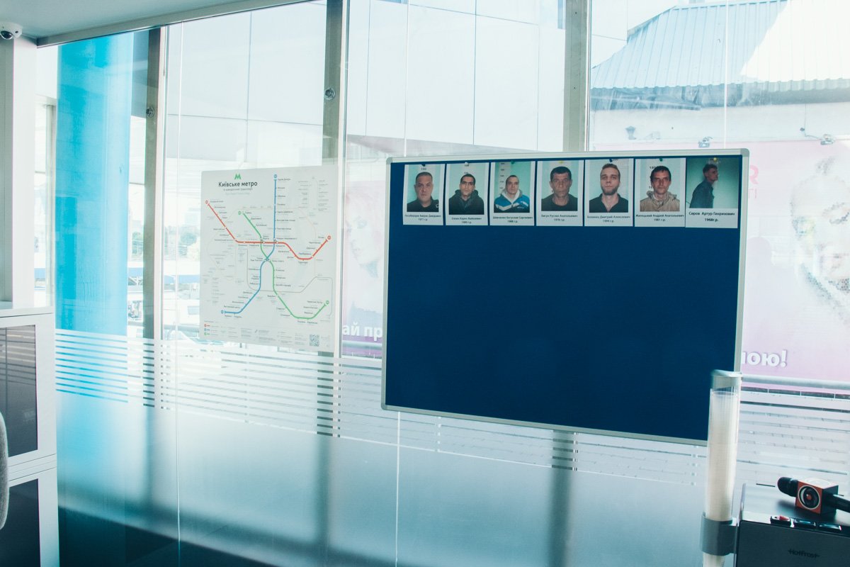 В офисе размещен стенд с фотографиями людей, находящихся в розыске 