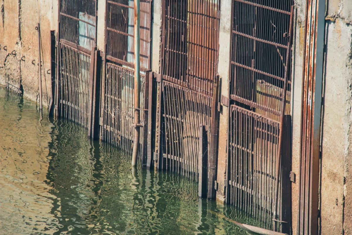 Вблизи водозабор выглядит устрашающе. Еще и издает ультразвук для отпугивания рыбы 