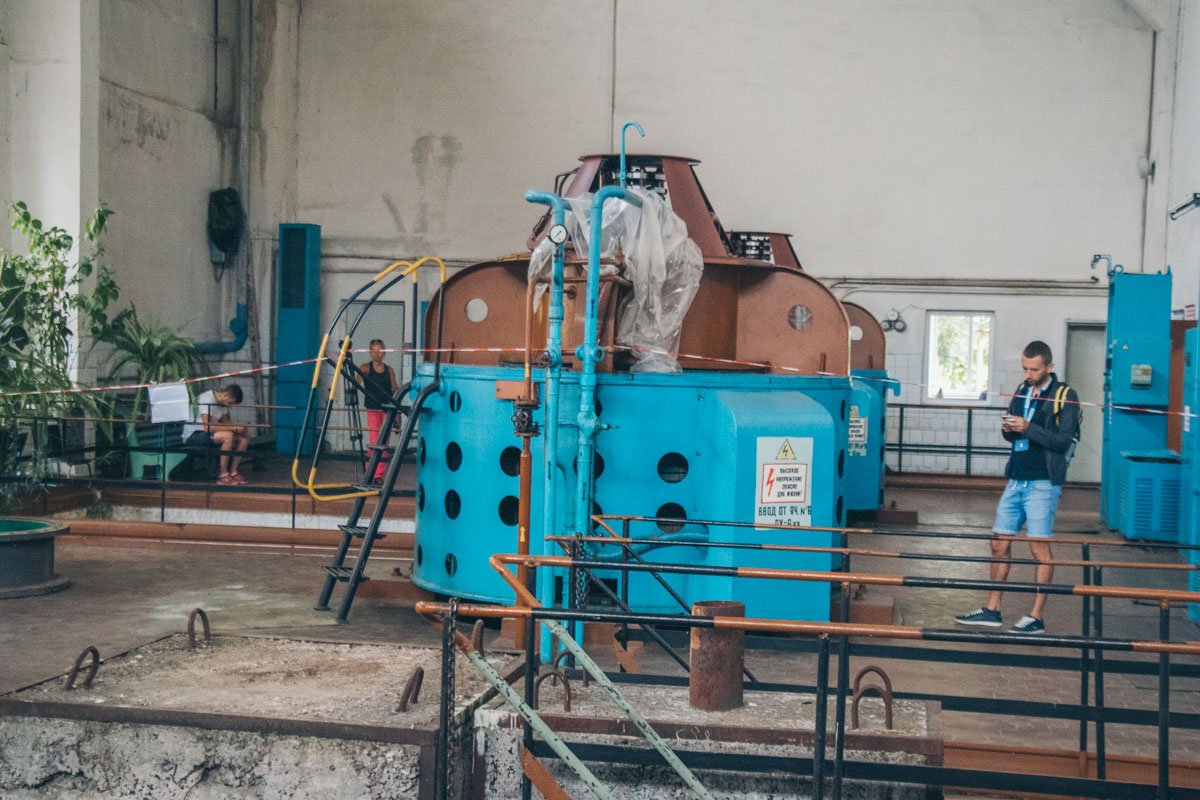 Это оборудование установили в начале 1980-х. Его меняют на более новое и менее энергозатратное 