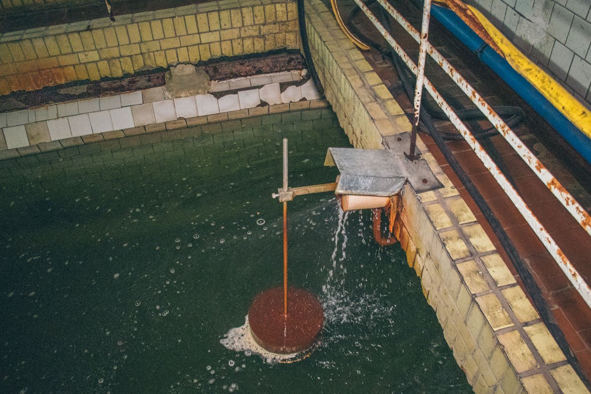 Здесь речная вода проходит сквозь специальный песок и отправляется в озонаторную или уже на подачу в водопровод