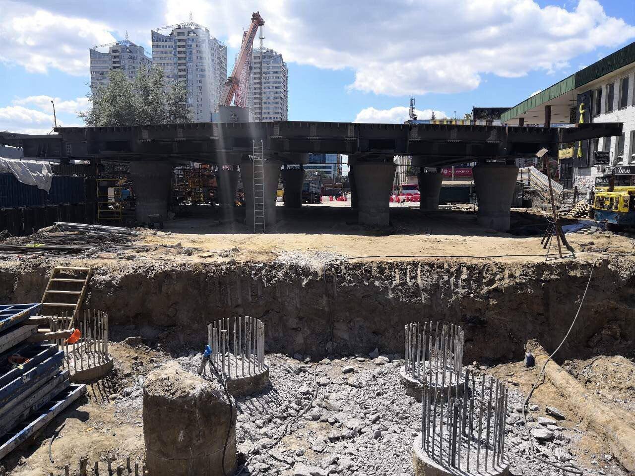 В данный момент рабочие занимаются возведением новых опор