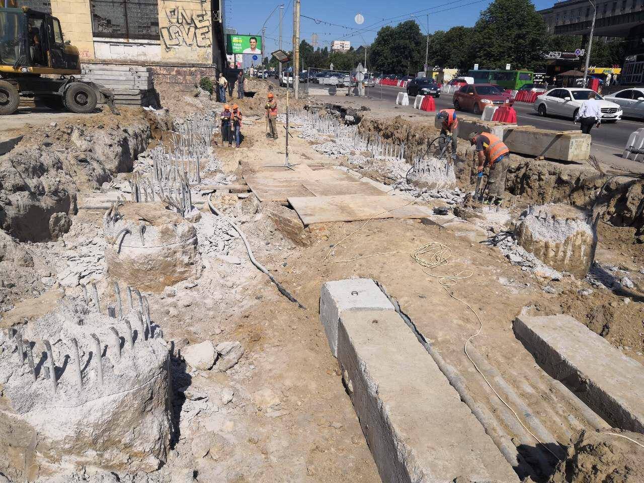 Помимо этого строители также занимаются модернизацией коммунальных сетей вокруг моста