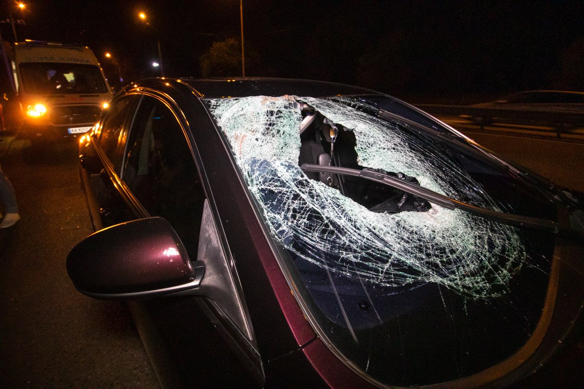 Удар был столь сильным, что пешеход перелетел через крышу машины Удар был столь сильным, что пешеход перелетел через крышу машины