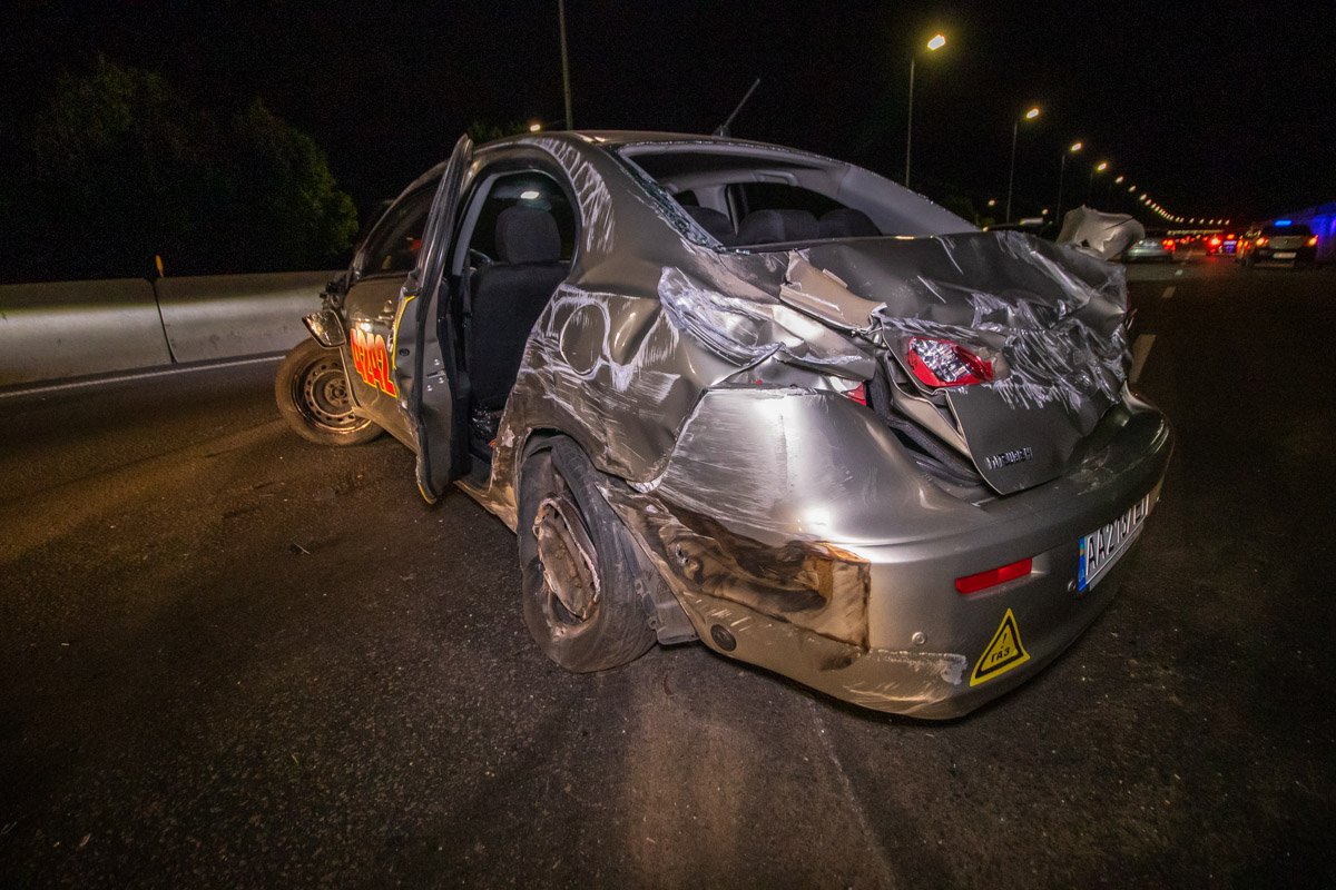 На момент столкновения в такси находилось трое человек: семейная пара с двухлетним ребенком На момент столкновения в такси находилось трое человек: семейная пара с двухлетним ребенком