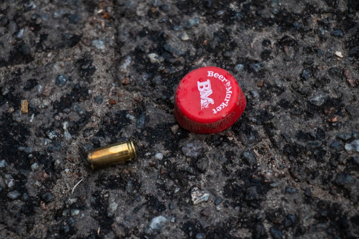 Стрелок опустошил одно обойму, затем перезарядил оружие и сделал еще несколько выстрелов Стрелок опустошил одно обойму, затем перезарядил оружие и сделал еще несколько выстрелов