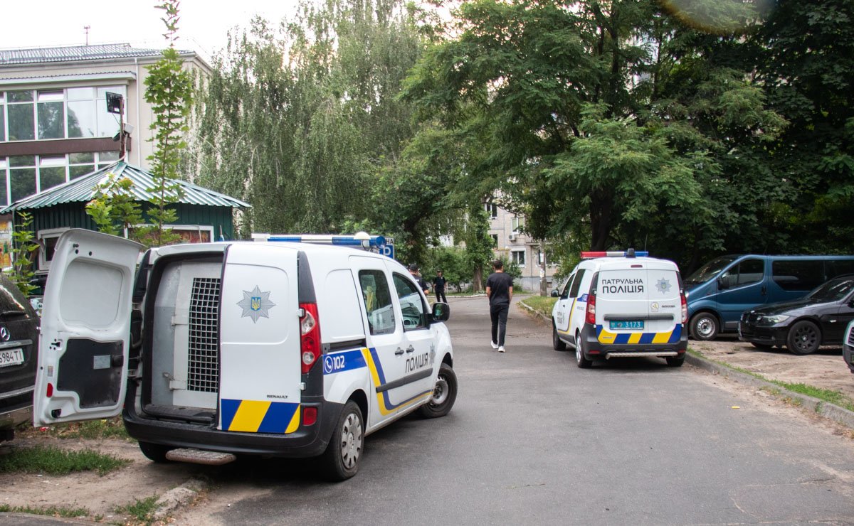 На месте работали несколько экипажей патрульной полиции, "скорая" и следственно-оперативная группа На месте работали несколько экипажей патрульной полиции, "скорая" и следственно-оперативная группа