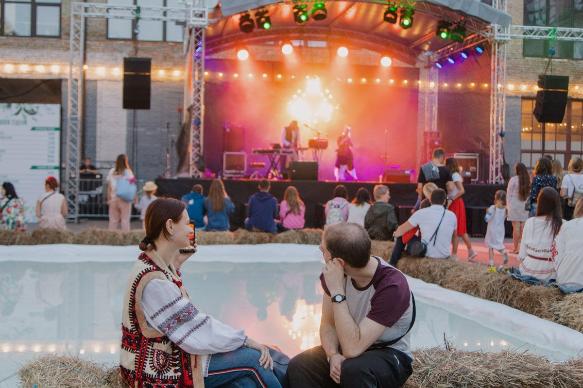 Причем гулянья проходили далеко не в одном месте, а в разных точках столицы на крутых локациях Причем гулянья проходили далеко не в одном месте, а в разных точках столицы на крутых локациях