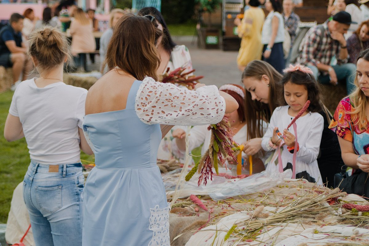 Девушки ответственно подошли к подготовке к празднику Девушки ответственно подошли к подготовке к празднику