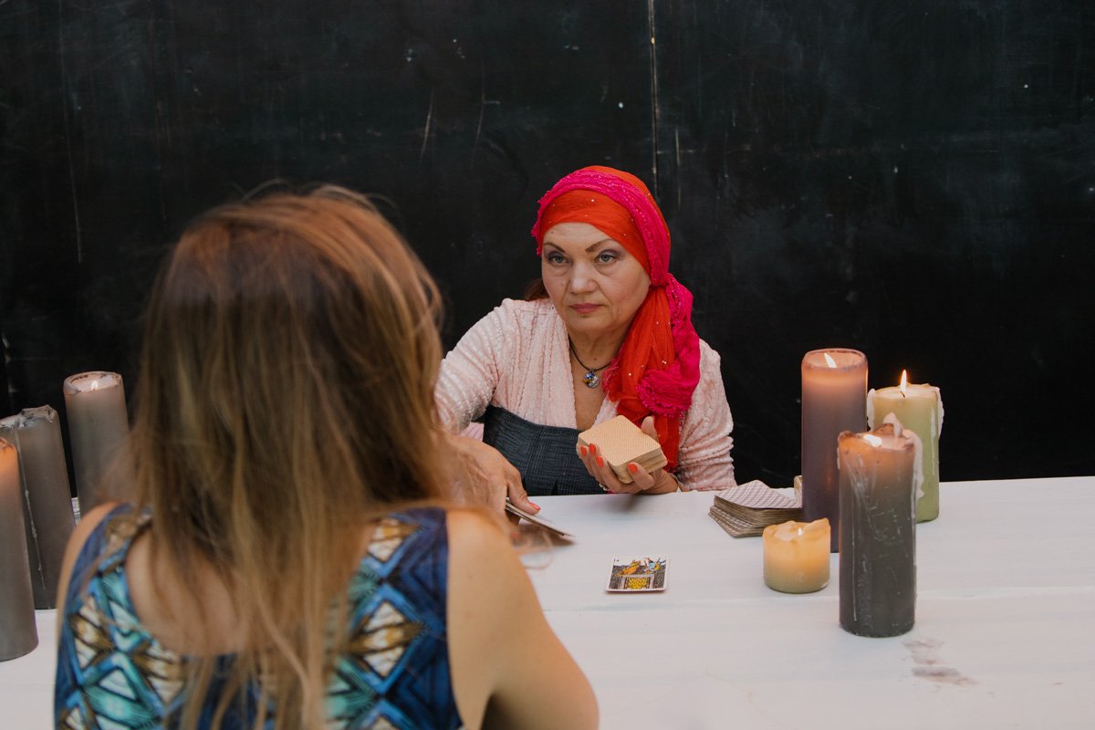 Кто-то выстроился в очереди к гадалке, другие устроились с вкусной едой на стогах сена Кто-то выстроился в очереди к гадалке, другие устроились с вкусной едой на стогах сена