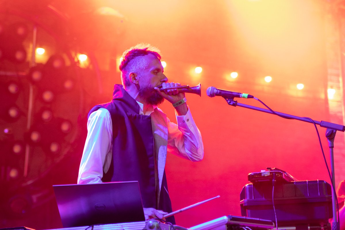 По обе стороны расположились сцены По обе стороны расположились сцены